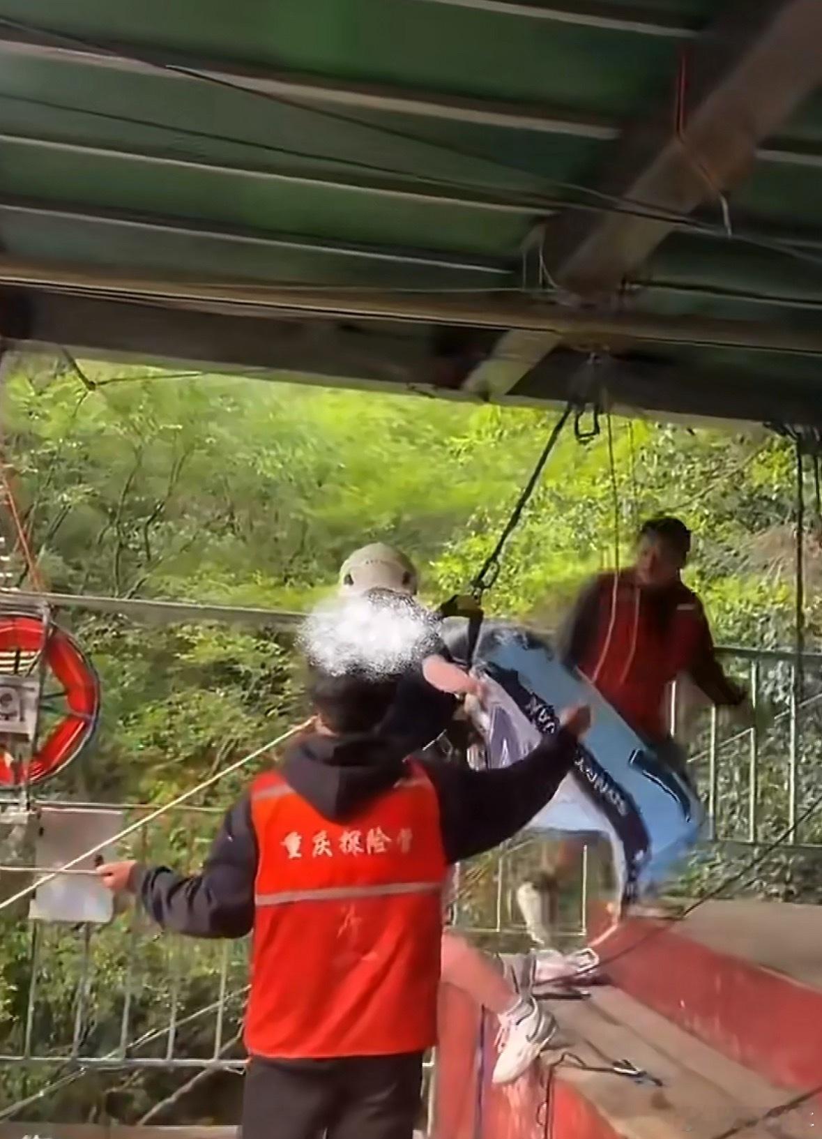 体验悬崖秋千坠亡女子反复说没绑紧让不敢玩高空项目的我，看完之后更加坚定的不玩高空