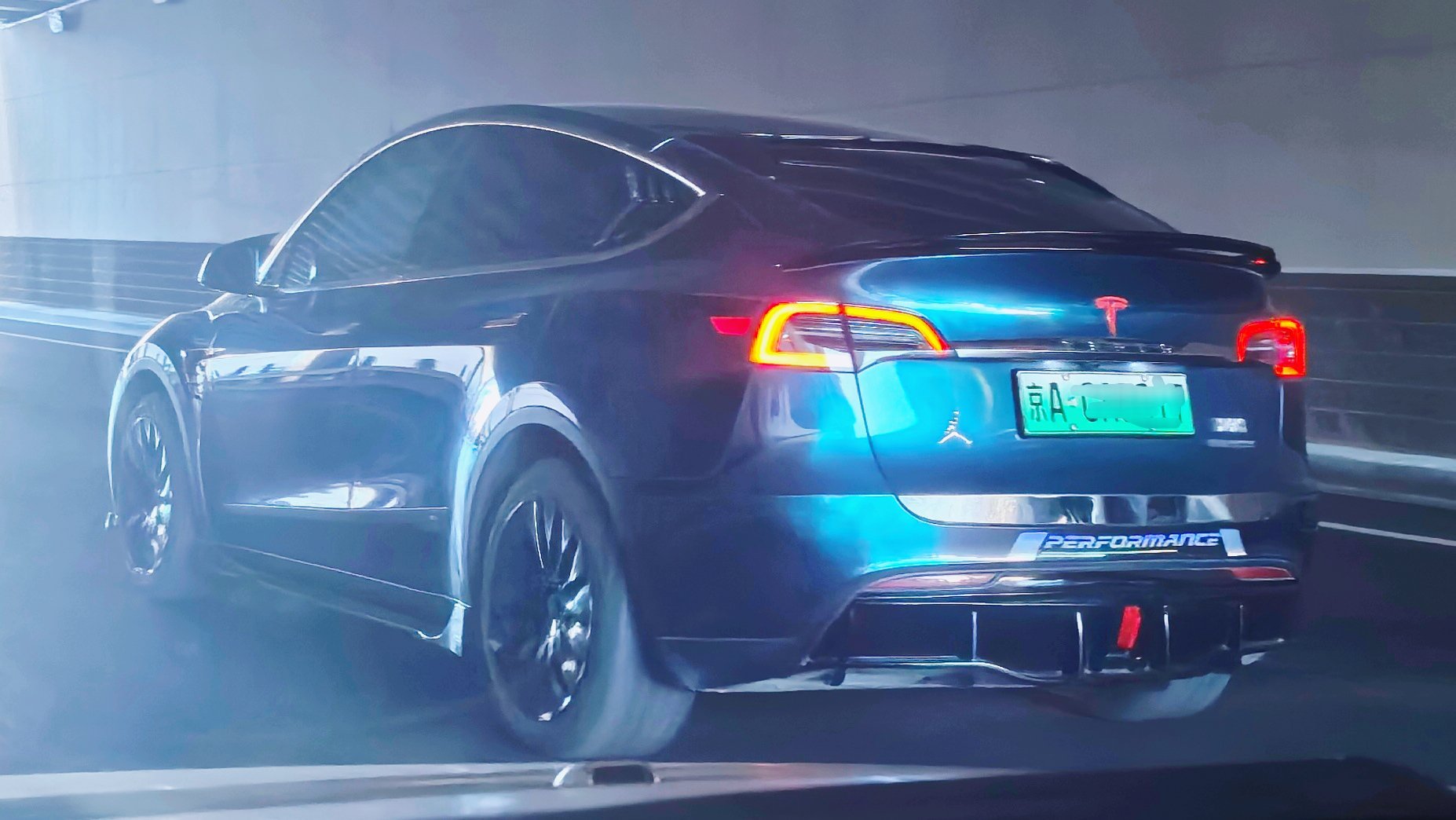 改装车 好像电动车玩儿改装，也就是动动外观了吧。特斯拉 总不能给三电系统刷个二阶