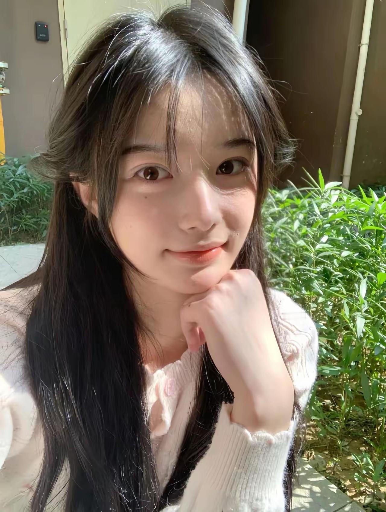 阳光明媚，女孩在微笑。少女感笑容 少女感微笑女孩 少女的笑容 美少女的微笑 元气