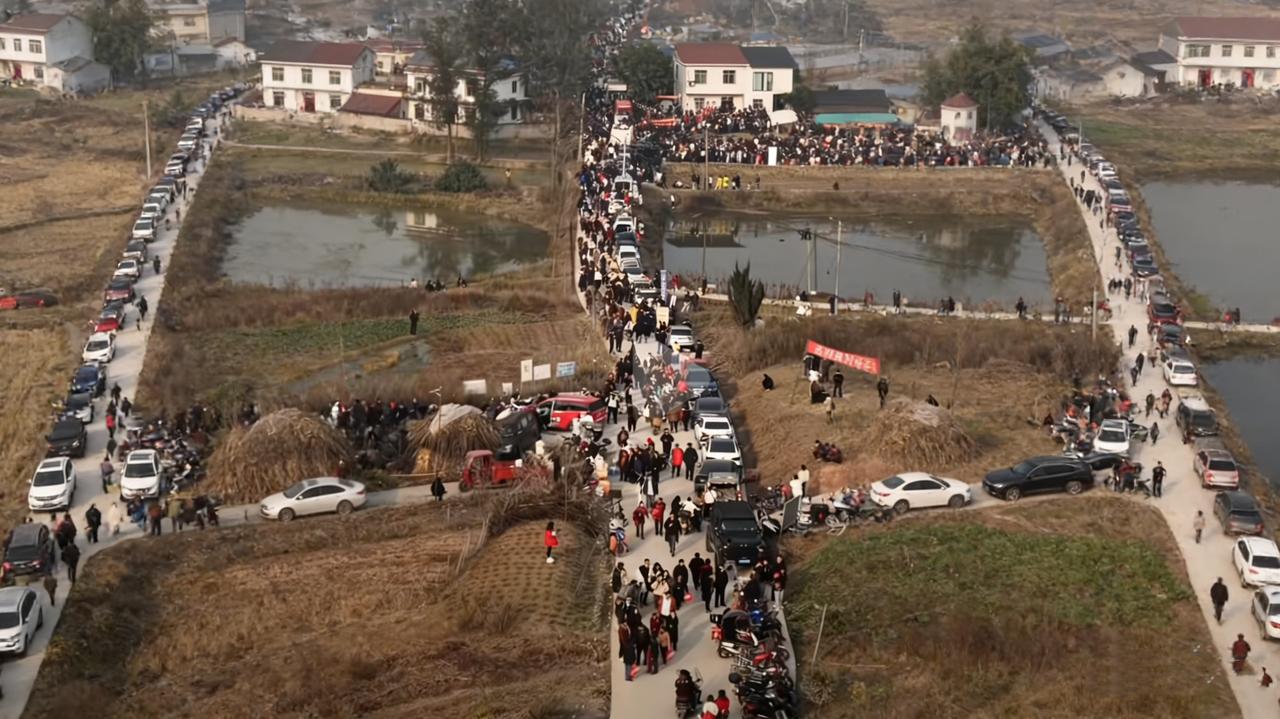 如何看待重庆合川“按年猪”成爆点合川“按年猪”爆火是真诚内容+大众情感刚需+高效