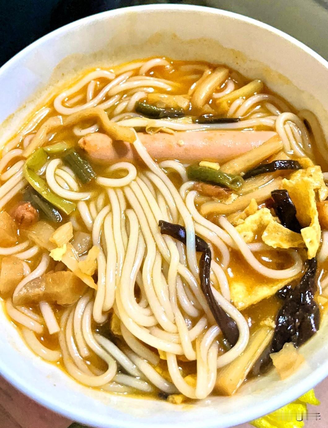 我喜欢早餐吃螺蛳粉，那感觉倍儿爽！我超爱李子柒家的螺蛳粉，它就是螺蛳粉界的“扛把