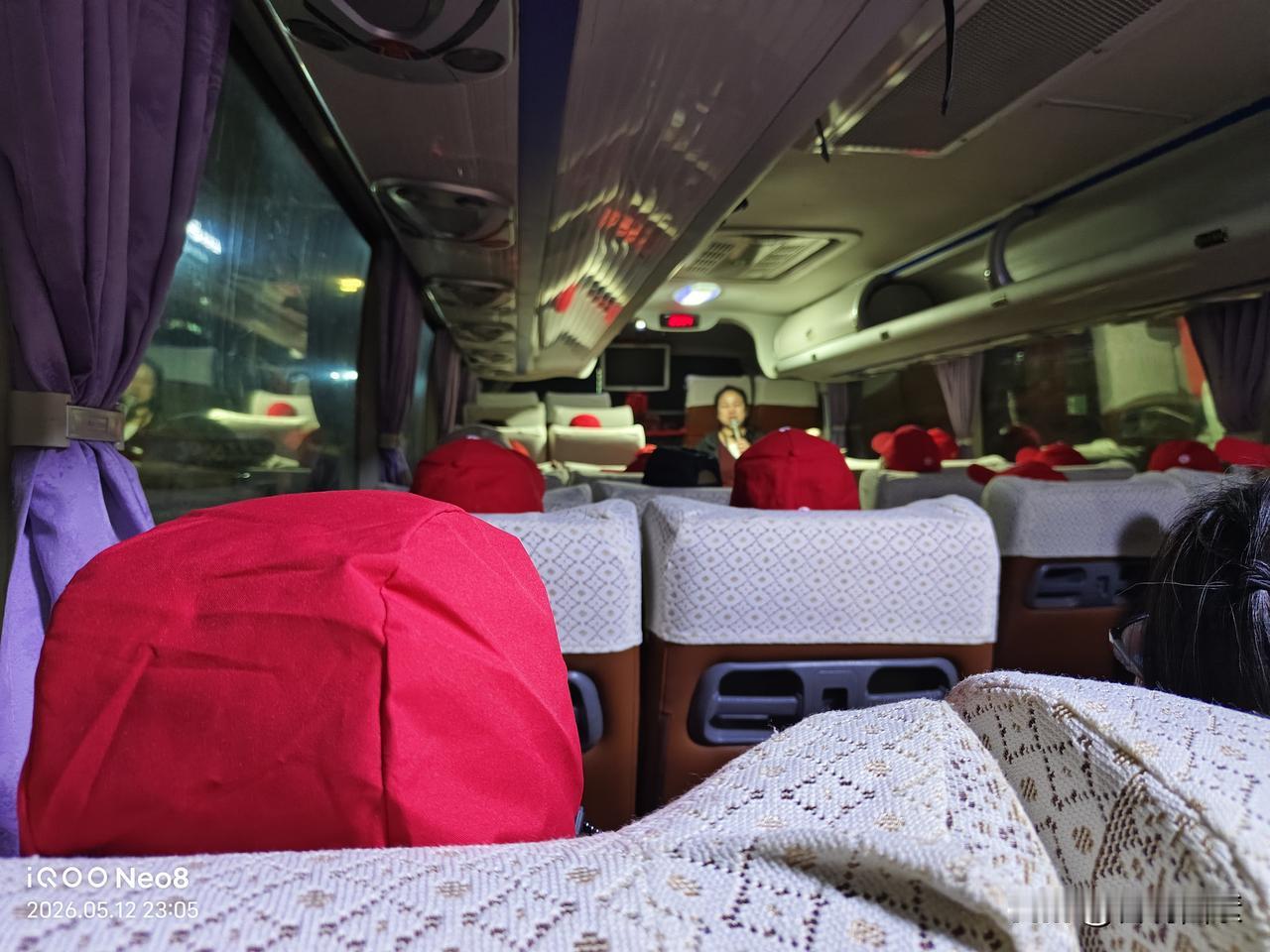东西跨越八千里，深夜抵达乌鲁木齐
从南京坐绿皮火车出发，咕咚咕咚走了三天，昨晚1