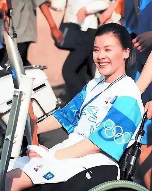 桑兰瘫痪27年了，生活完全依赖他人。喝水、吃饭、盖被子、穿衣服，全都要别人帮忙。