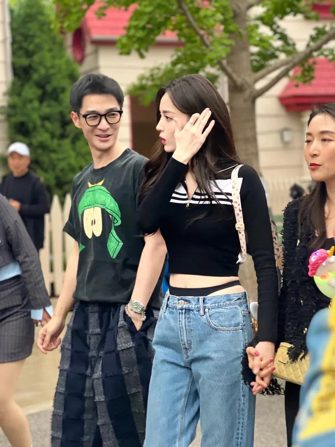 娜扎也开始这样穿衣服了吗？
确实吸引眼球
只要我不尴尬
尴尬的就是别人