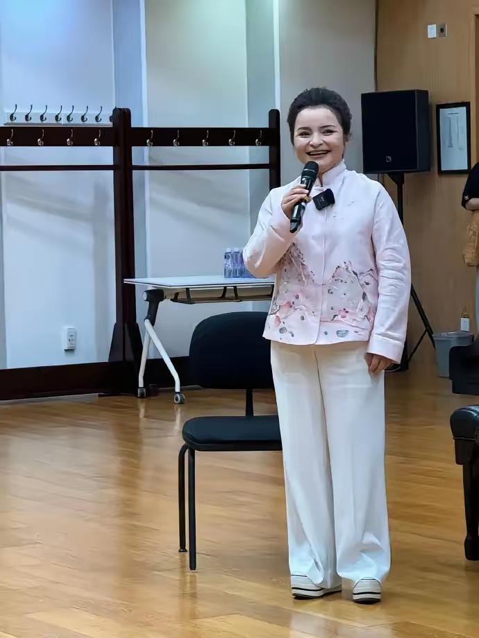 还是那张娃娃脸！抒情花腔女高音歌唱家吴碧霞像个胖头娃娃，好像永远长不大…
吴碧霞