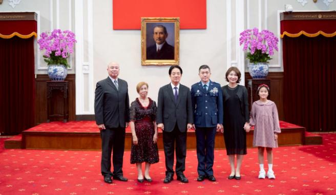 看到一则新闻，台湾省民进党主席赖清德，在伪总统府里给4名军人晋升少将！但是背景墙