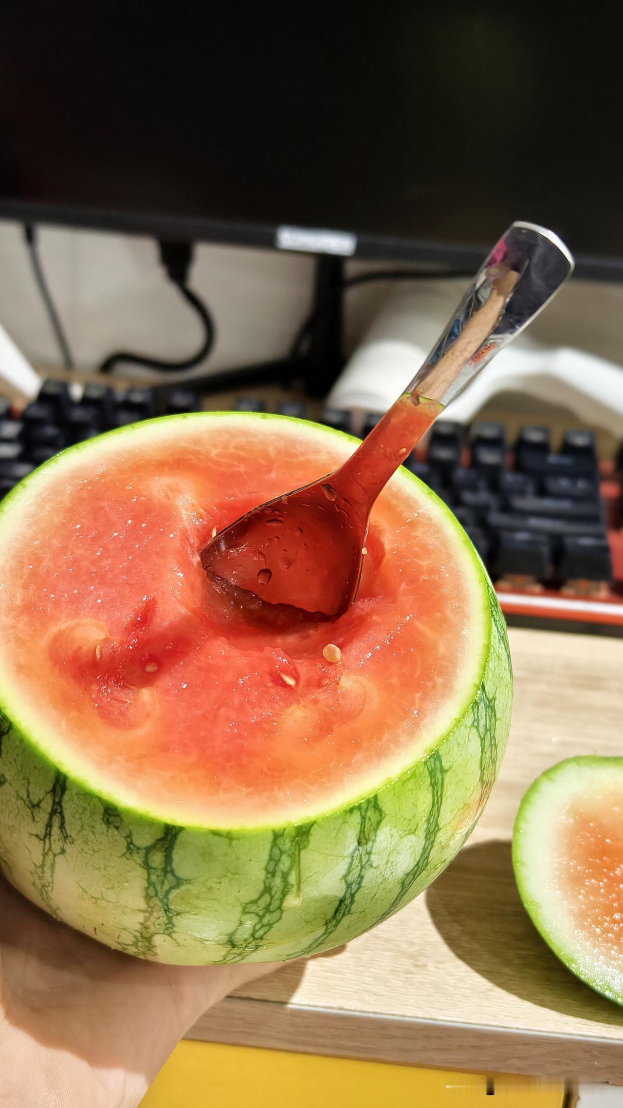分开几年的前前任还会找我聊天，但我却想把他拉黑了


分开那么多年，他还是时不时