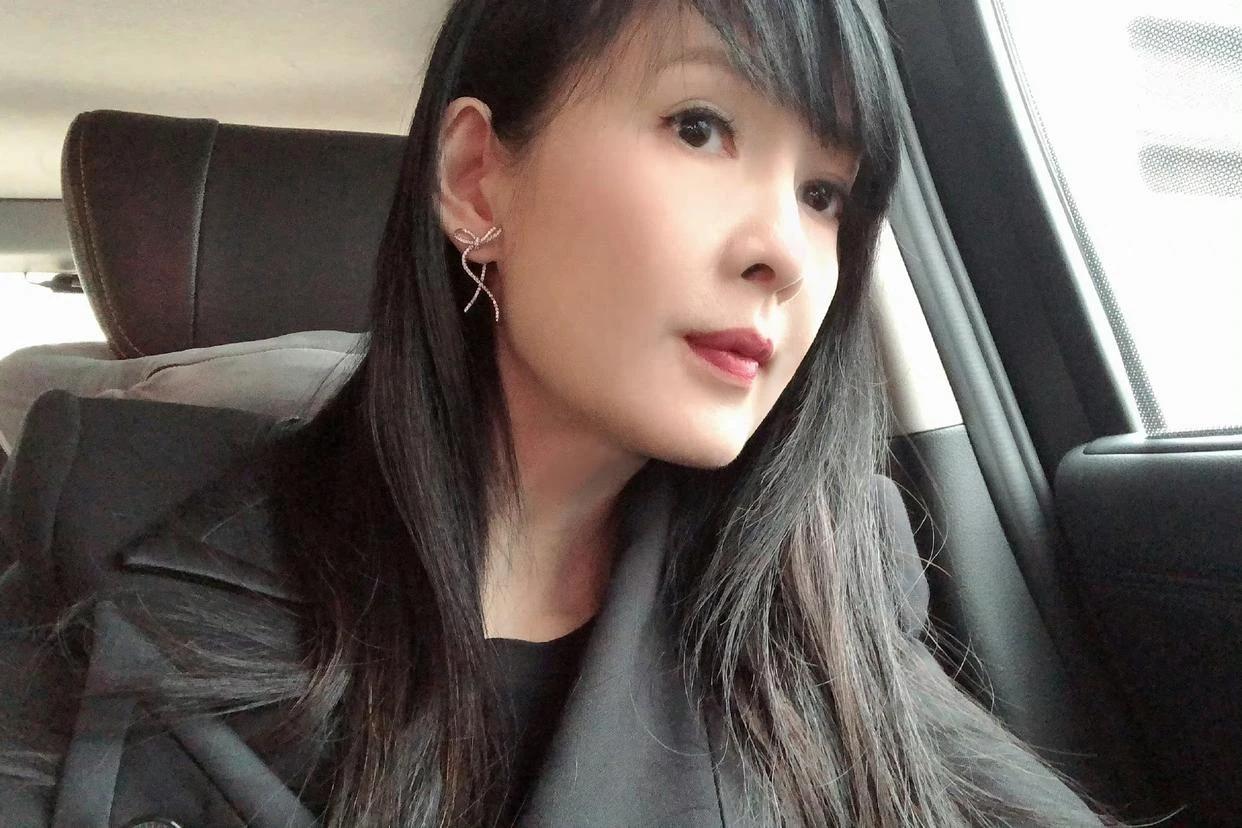 她五十多岁还有一张少女脸，这颜值待机时间超长！一张稚嫩的脸，一用就是大半辈子，再