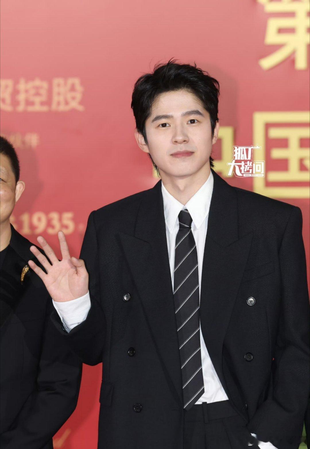 刘昊然有点发腮，还有点呆，怎么回事 