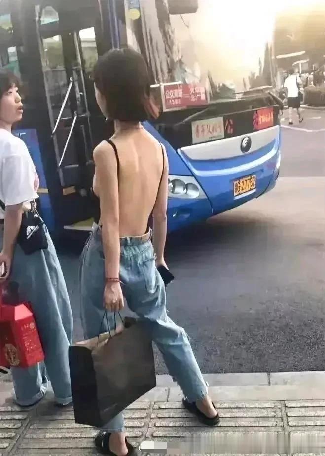 穿衣自由了，彻底放飞了！
还是地球变暖导致大家衣服穿不住？
太热了，这么穿凉快！