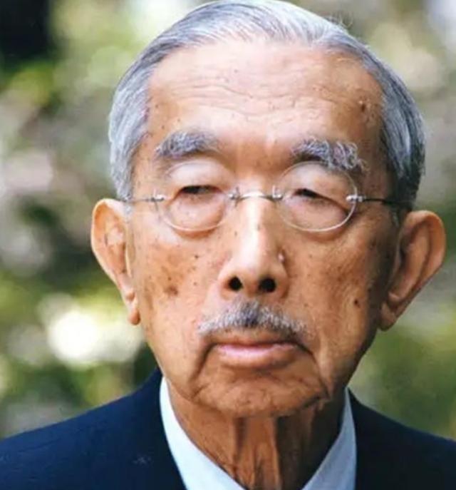 1989年1月7日，日本天皇裕仁终于结束了自己罪恶的一生。二战后，裕仁多次出访欧