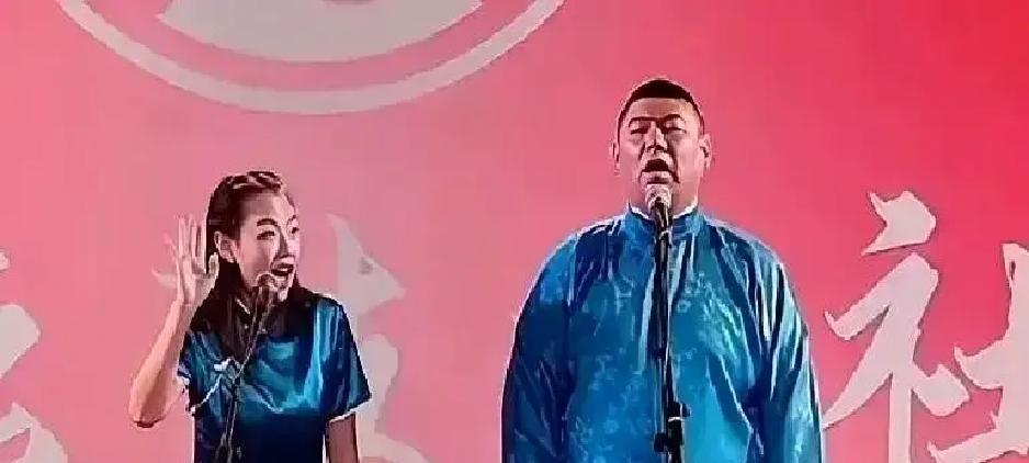 队长更替，从来不是红头文件。
是一把椅子的位置。
德云社五队家宴合影流出的那个晚