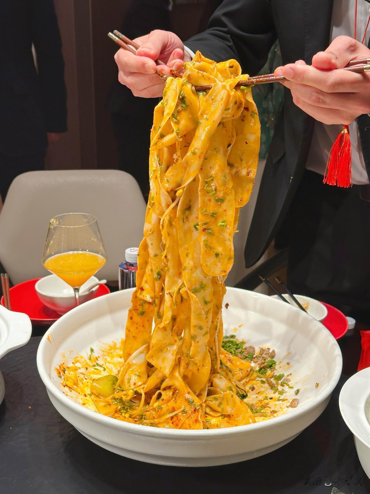 大碗宽面，西安人还是太夯了！
市中心南门这个地理位置太优越了，和城墙一窗之隔，属