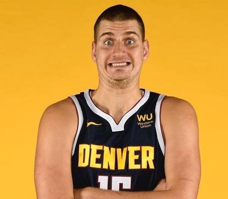 强到可怕，历史新纪录啊！本赛季的篮板王、助攻王还有三双王约基奇一人全包了
今天掘