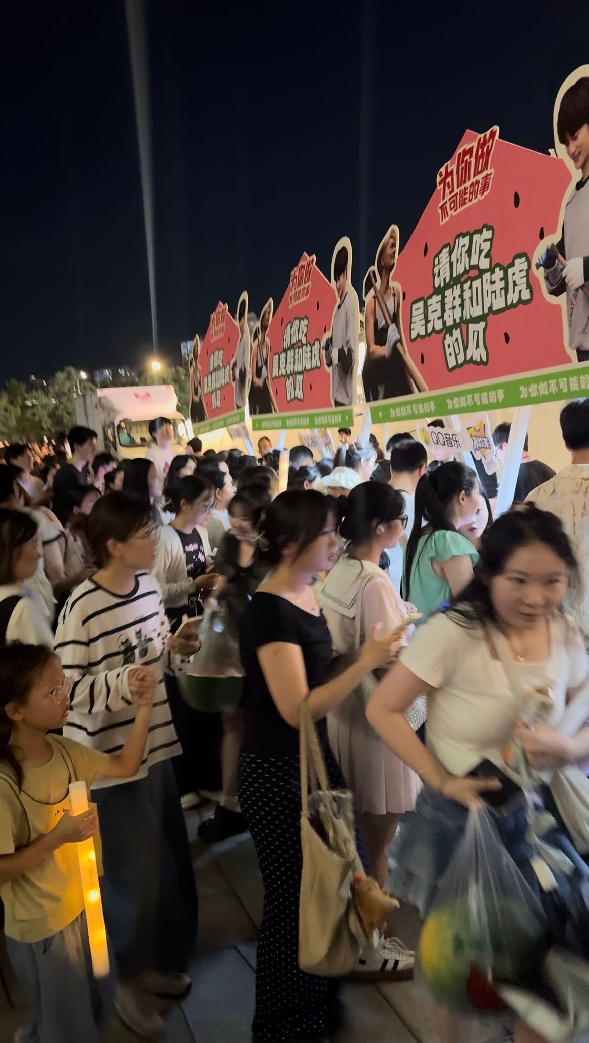 吴克群把河南的西瓜带到音乐节吴克群把助农西瓜送到音乐节 顶着高温把助农西瓜搬上音