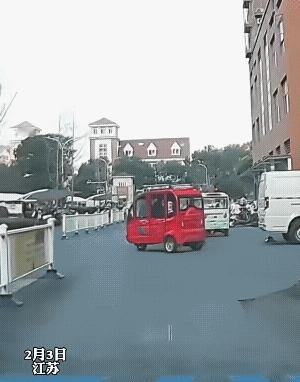 大爷年龄大了，耳朵背了，眼睛也忘了左右看了。
大妈只知道躲，不知刹车停下让大爷过