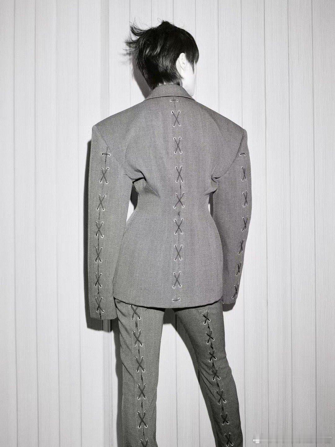 李宇春ELLE红毯压轴李宇春压轴 红毯上的她总是那么从容，不管是服装还是姿态，都