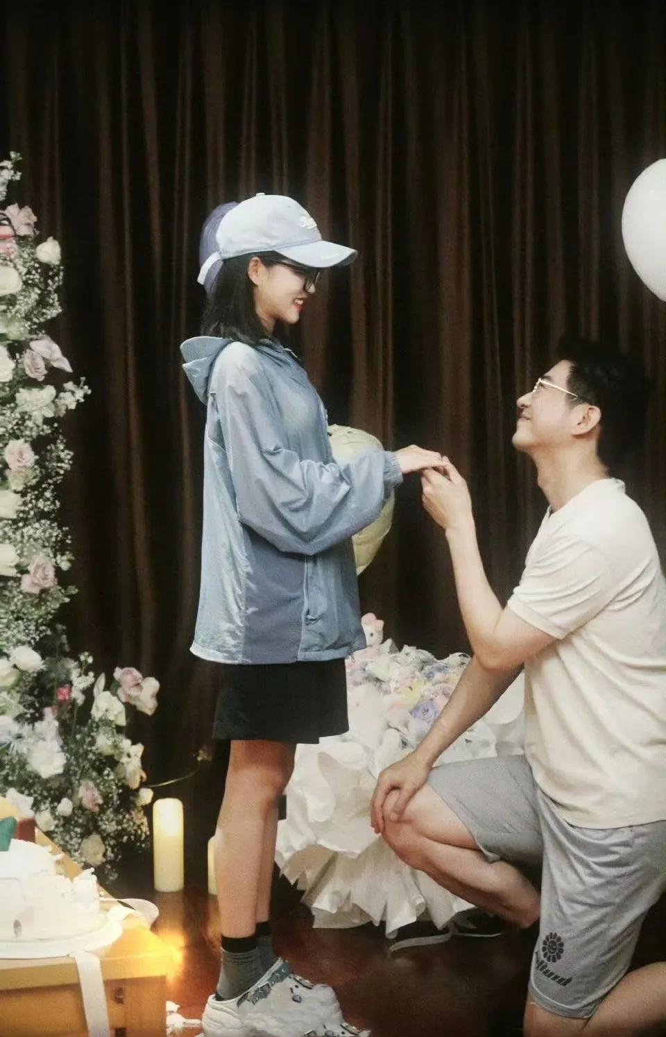 以为又是剧宣？于龙杨咩咩真求婚了！
开头还以为是新剧宣传呢？这次可来真的了！昨晚