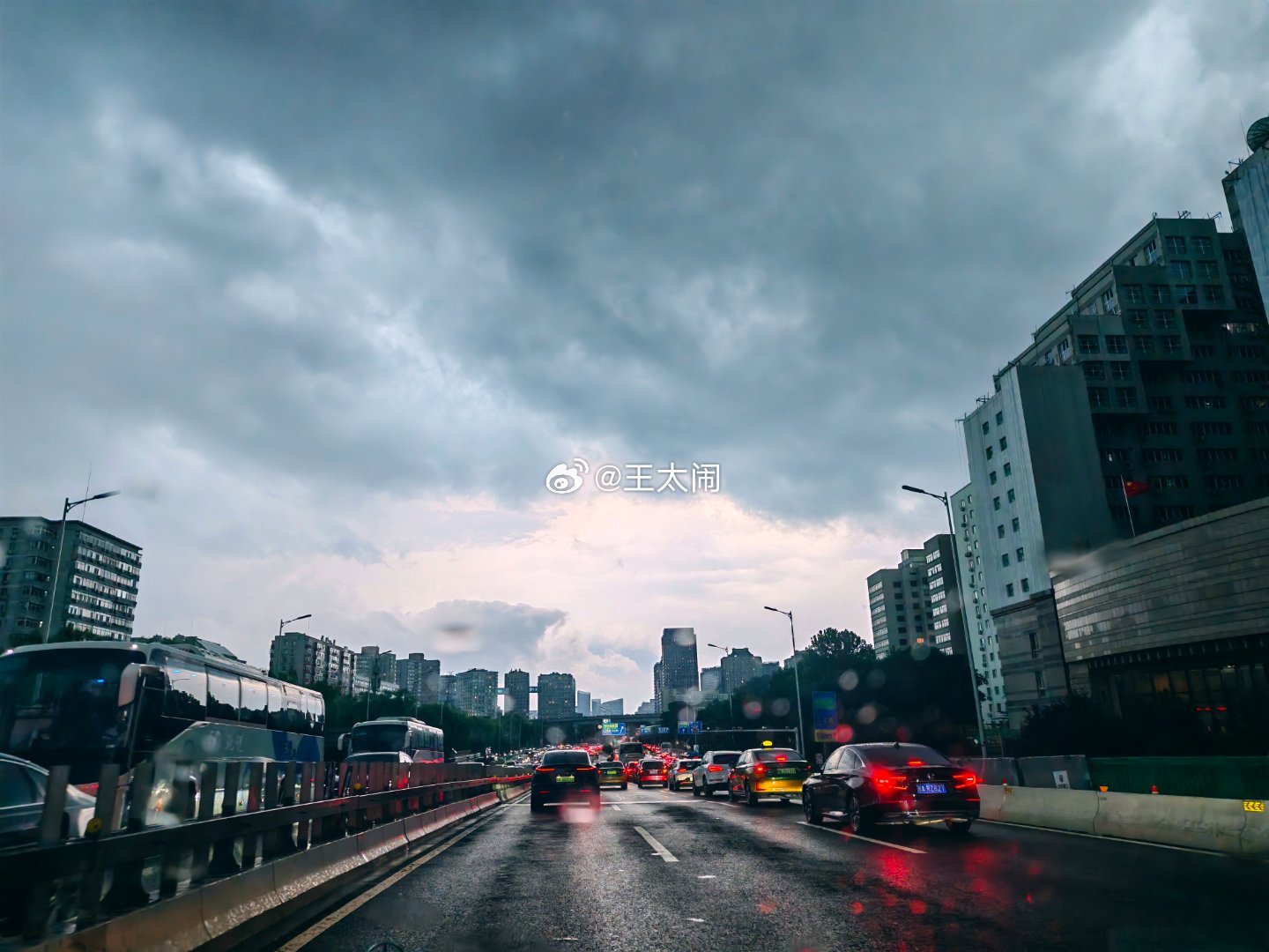 北京国安 今晚大概率雨战了，路上的球迷们，记得拿伞啊这波又急又猛，也没准7点半停