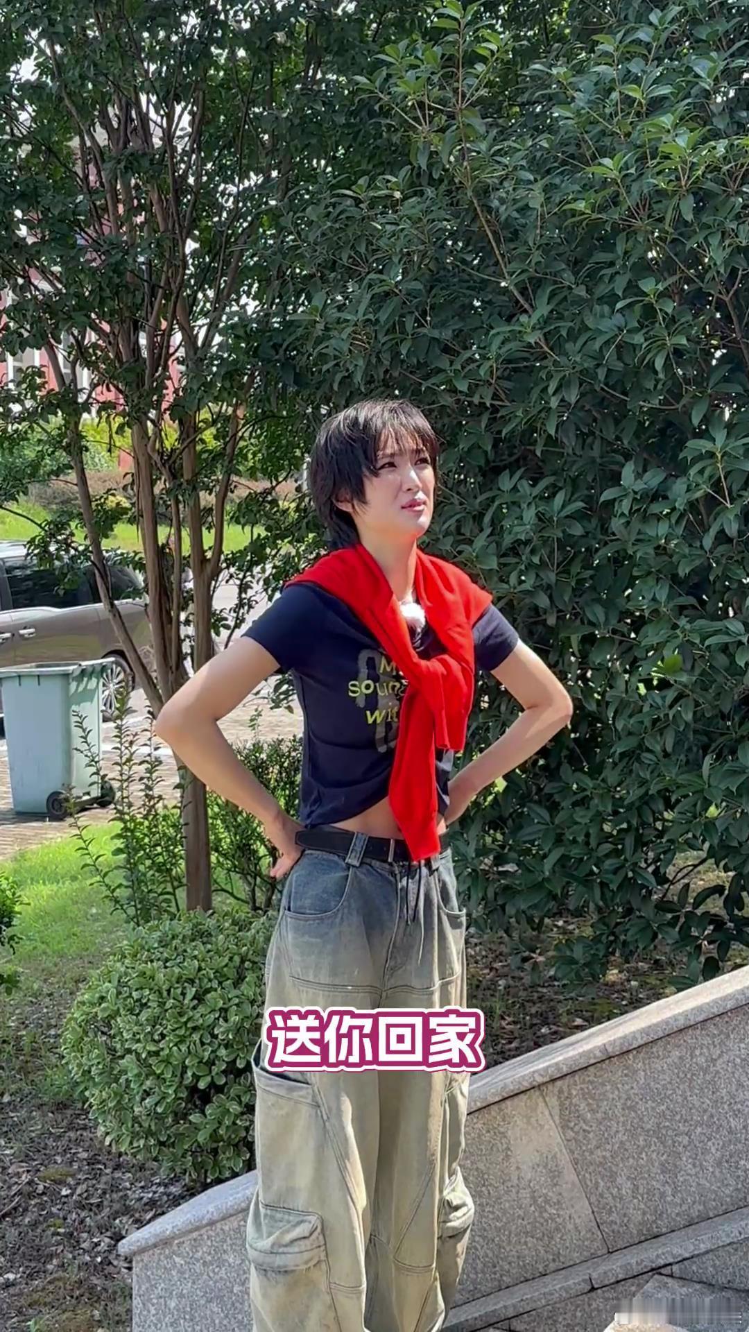 #姚安娜水灵灵的马甲线# 姚安娜以其令人惊艳的马甲线成为众人瞩目的焦点。那清晰的