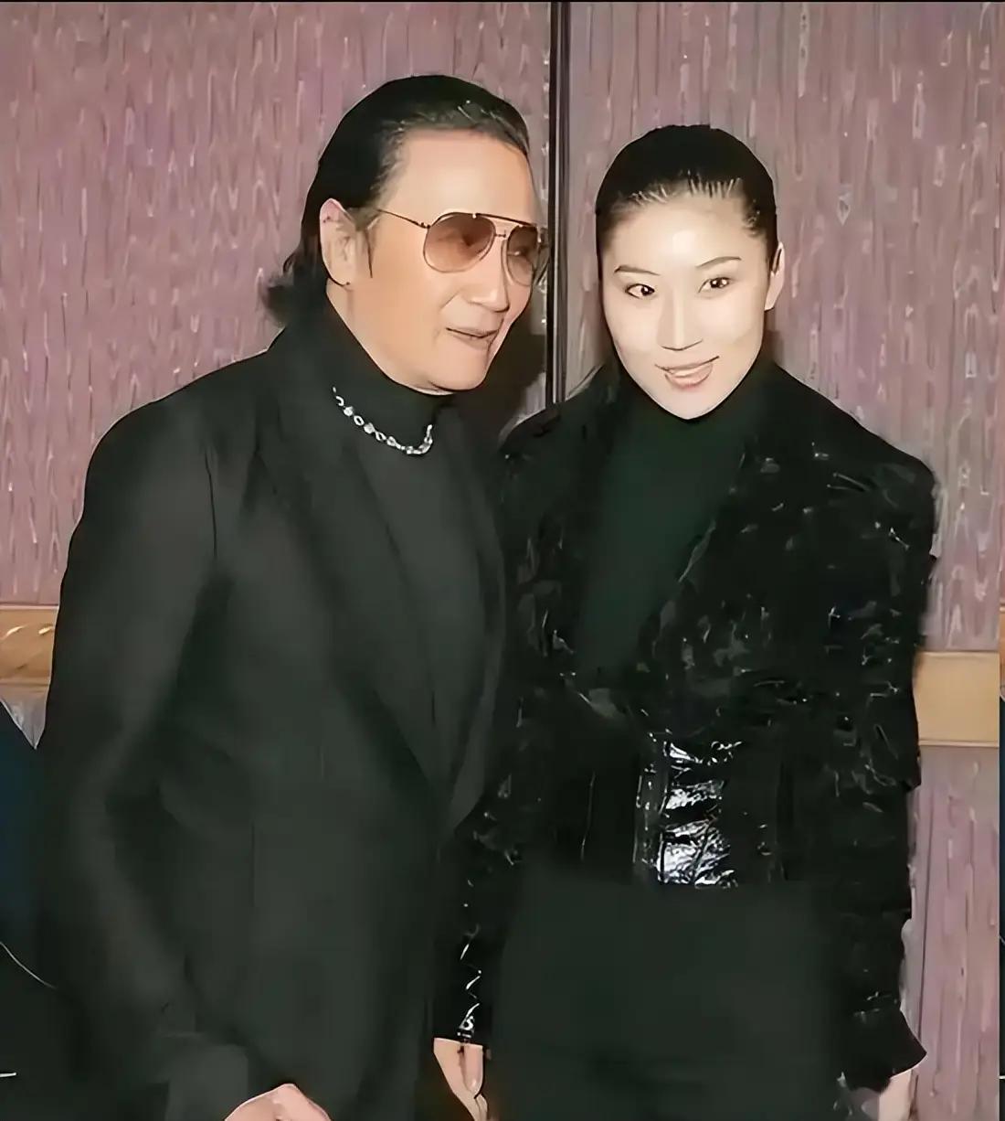 1985年，谢贤欠下了1600万赌债，被逼债，走投无路，妻子狄波拉经谢贤同意后，