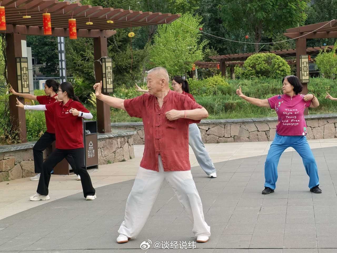 主题：河畔康养互学 青年乐享晨练西安培华学院“仁心医行”基层健康实践队抵达大宁县