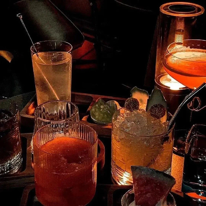 🧸◡̈ ♥এℒℴ“喝酒就喝酒，别问我想不想他 我喝不过你们，也见不到他” 