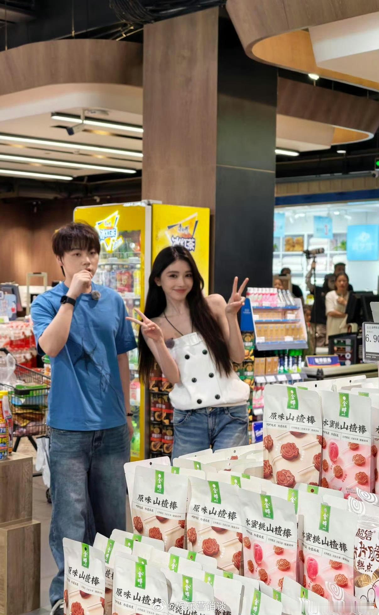  《开放营业中》路透氛围感拉满！方圆综艺首秀状态超棒，美貌和气质双双在线，狠狠期
