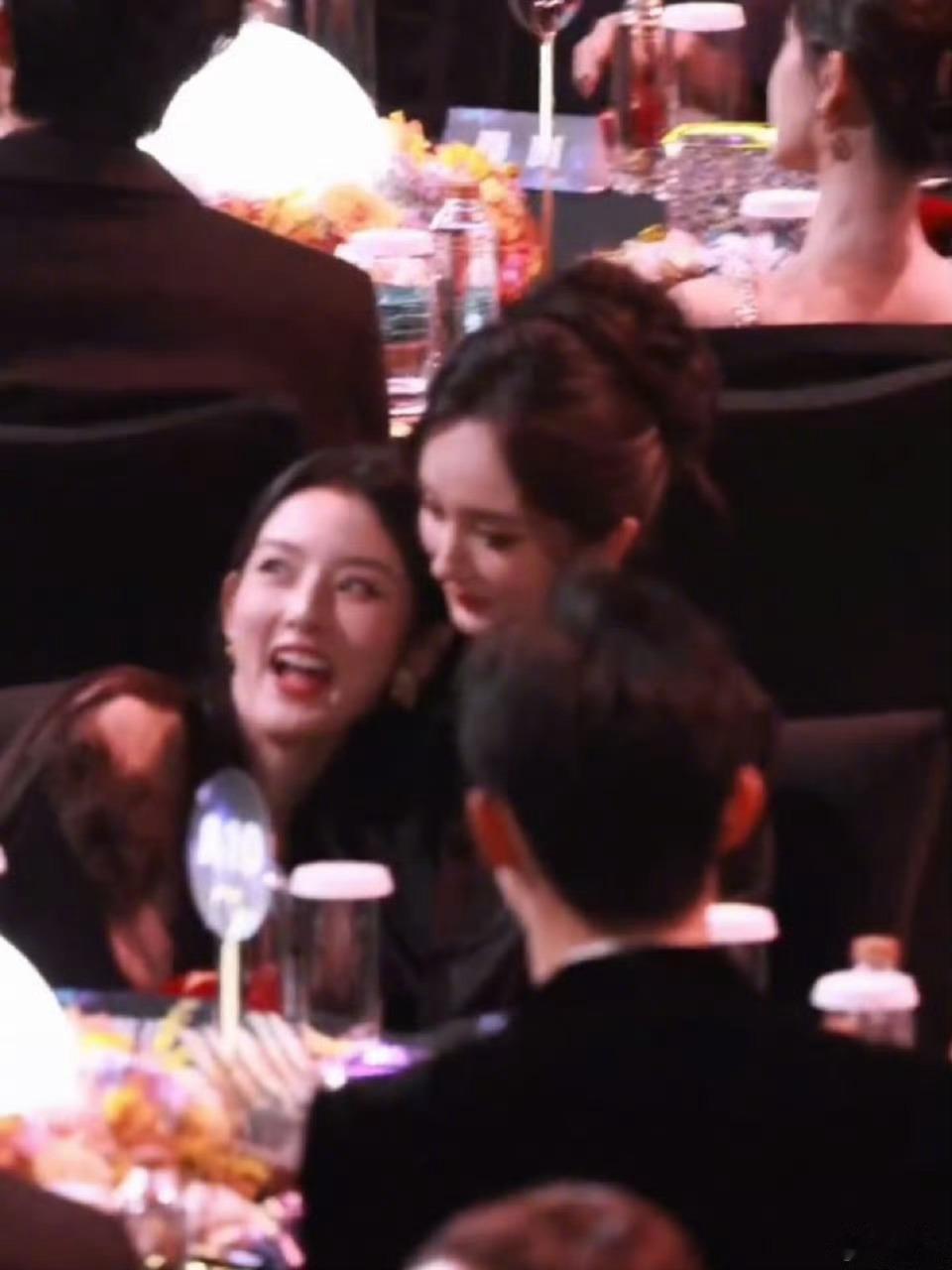 幂姐的怀抱一定很有安全感吧！羡慕祖儿杨幂把宋祖儿搂怀里了杨幂