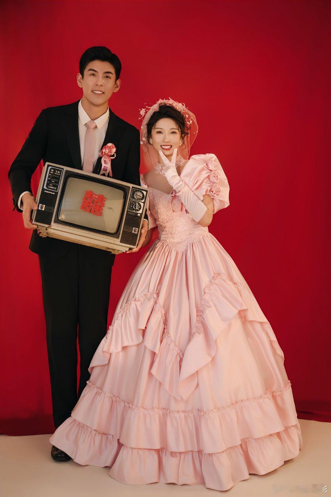 女排队员王梦洁官宣结婚，晒出的婚纱照满是幸福。她透露婚期定在国庆假期最后一天，神