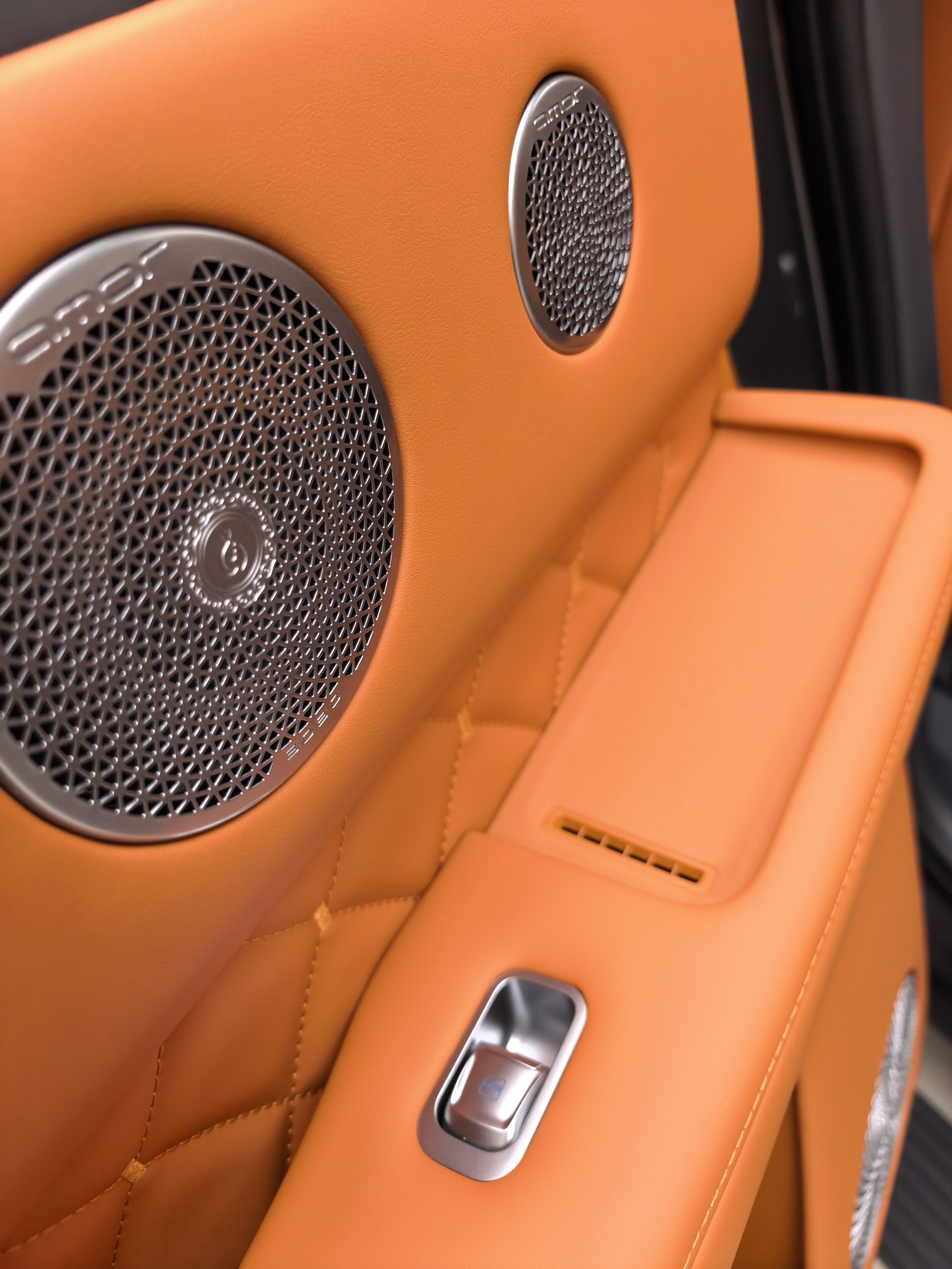 魏牌V9X这车做的确实挺用心，简短感受了一下发现不少亮点，一二三排竟然都有遮阳帘