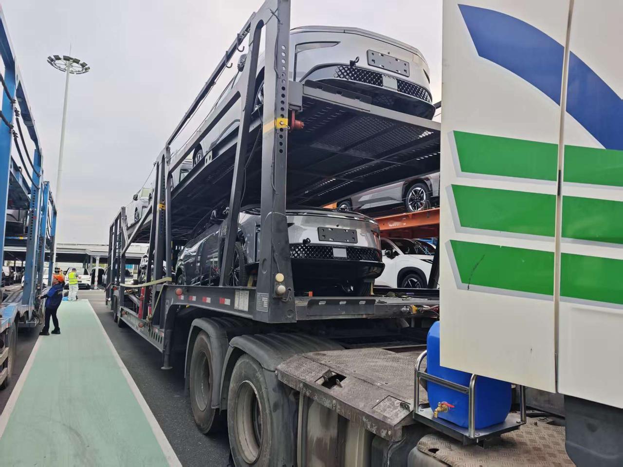 看到一组照片，是铂智3X在南沙口岸排队准备装船的画面。这并不是普通意义的发运，而