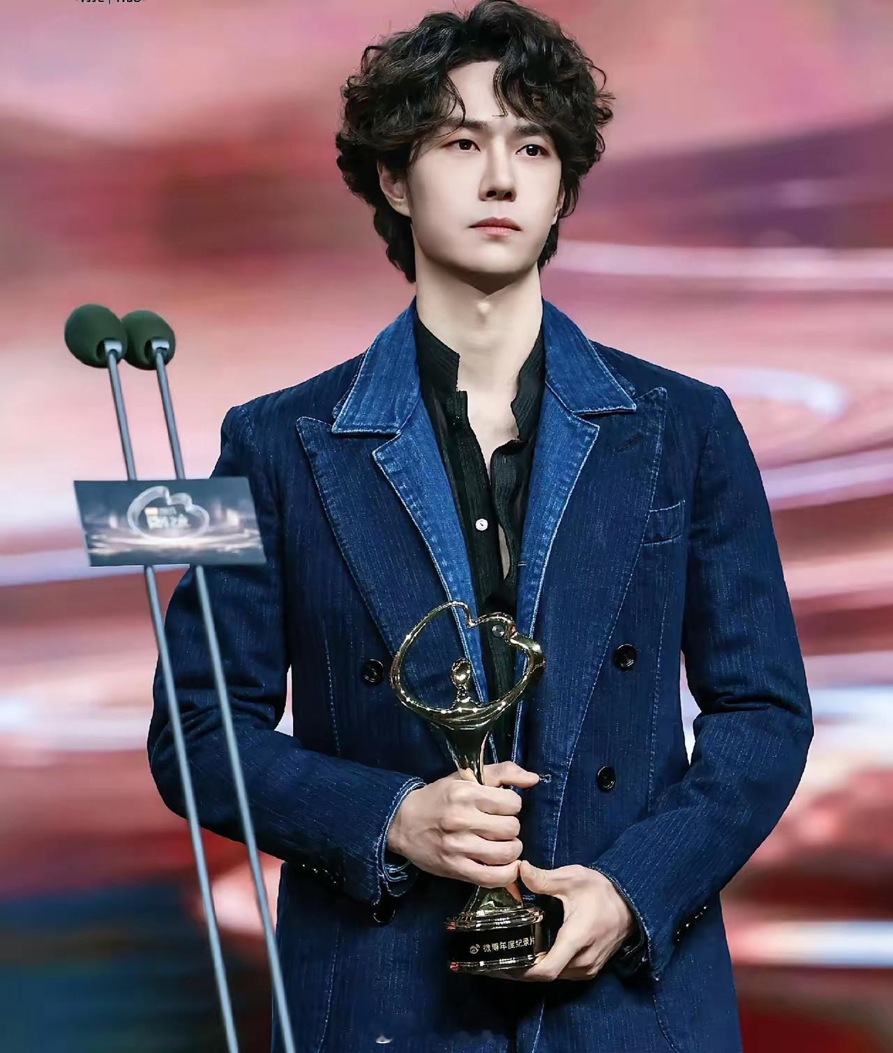 果然杨天真说的没错人红不是没有原因的不信你看王一博，微博之夜的两次救场，才明白，