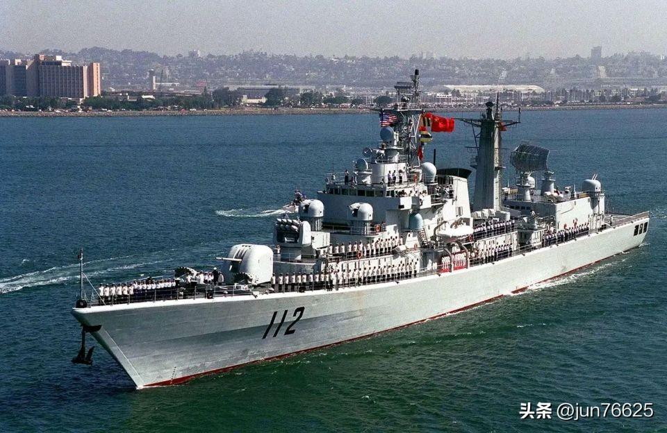 使用两种动力系统的国产第二代导弹驱逐舰！
80年代中期，国内开始自主研制第二代0
