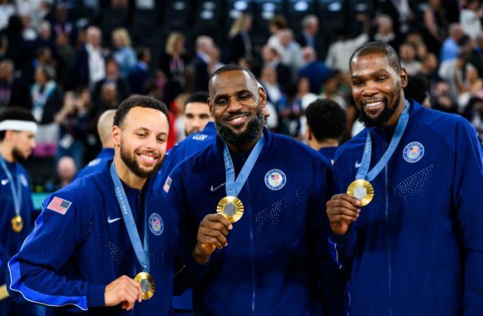 NBA次轮G4，湖人在主场110-115不敌雷霆，大比分0-4被横扫。本赛季，詹