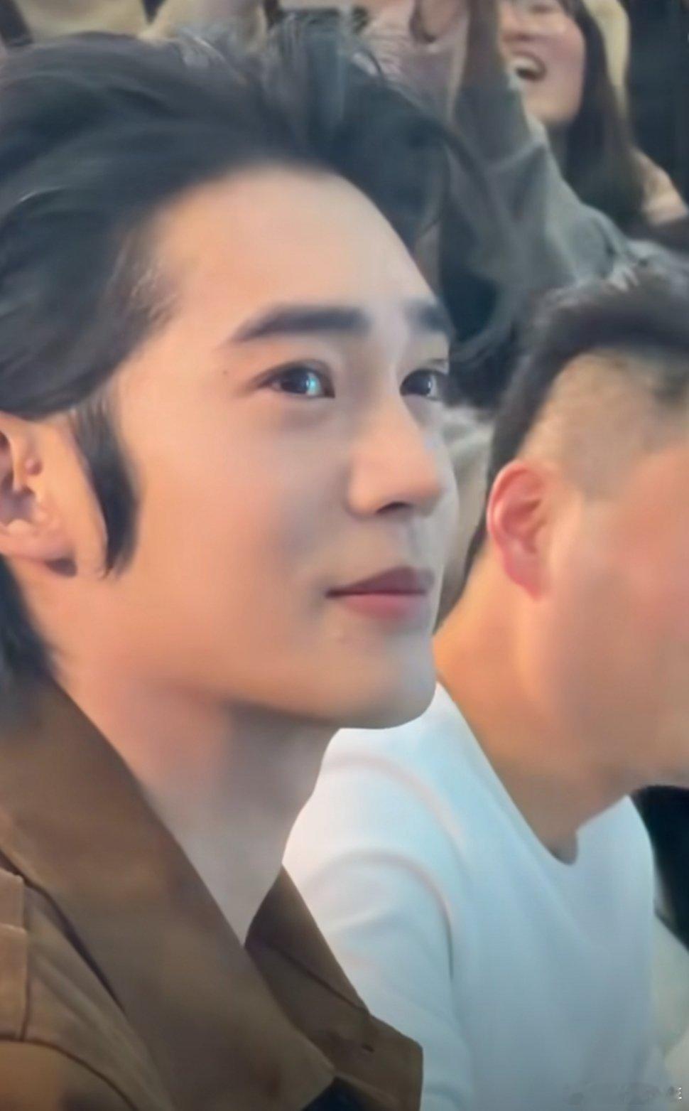 于适怼脸饭拍 于适怼脸饭拍杀疯了！生图状态超能打，高清镜头下颜值依旧抗打，帅得好