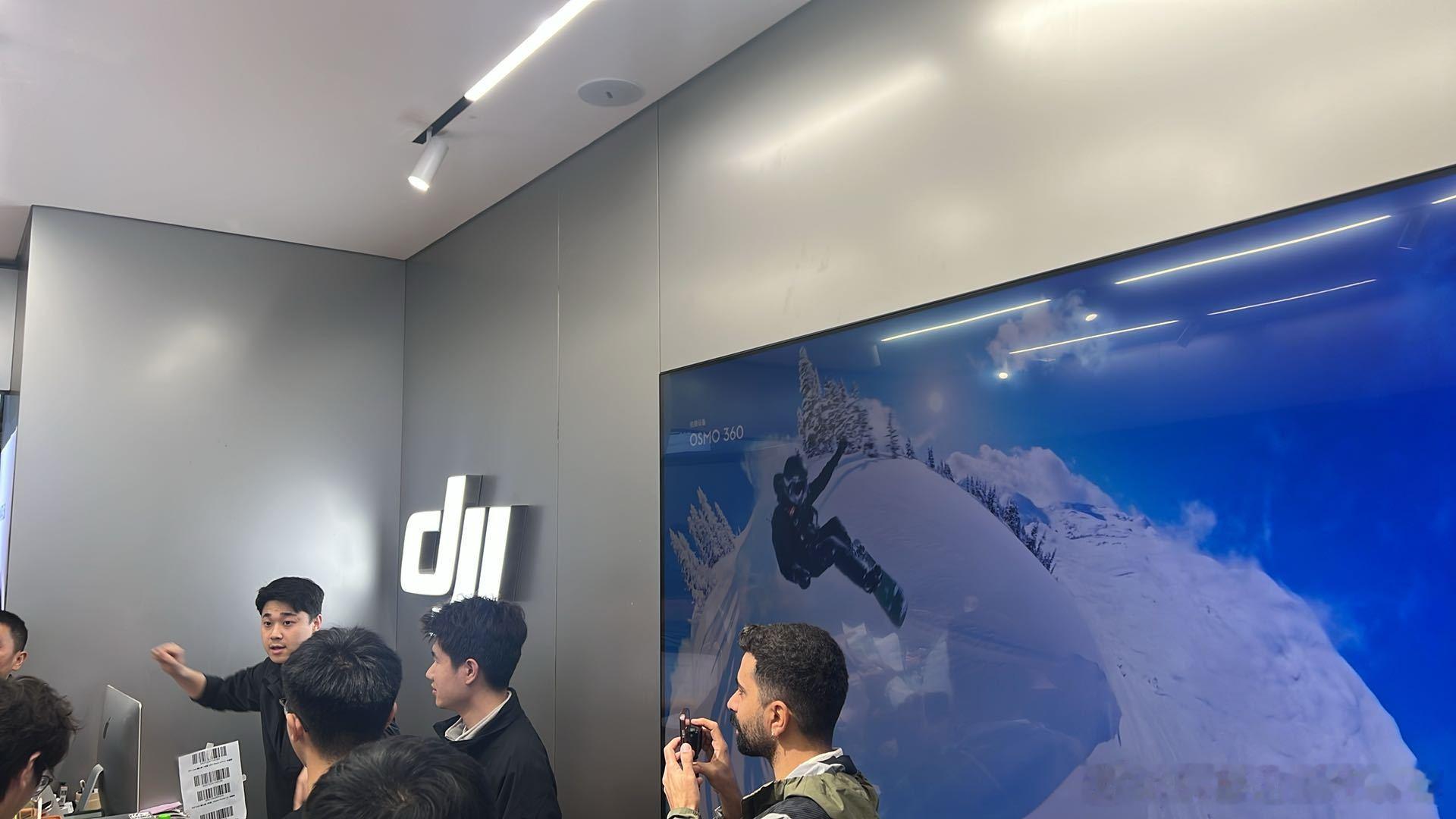 pocket4 门店现场 人山人海 