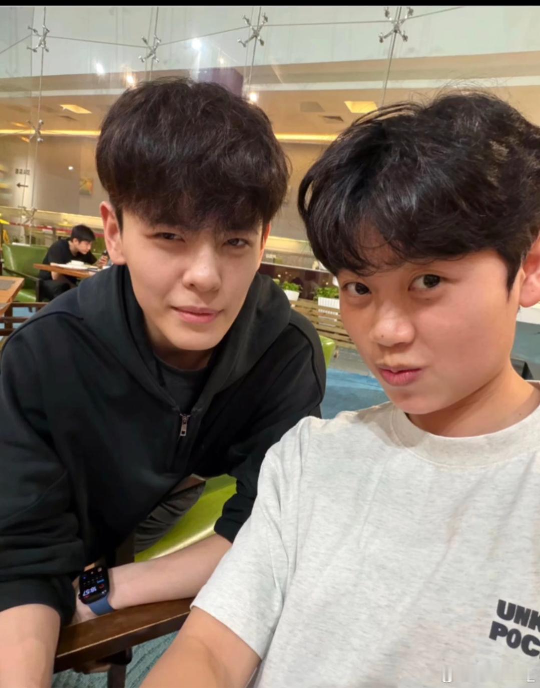 杨舒予杨舒予钟佳丽 20251118桐姐发在咖喱评论区的小羊和咖喱合照！！！！ 