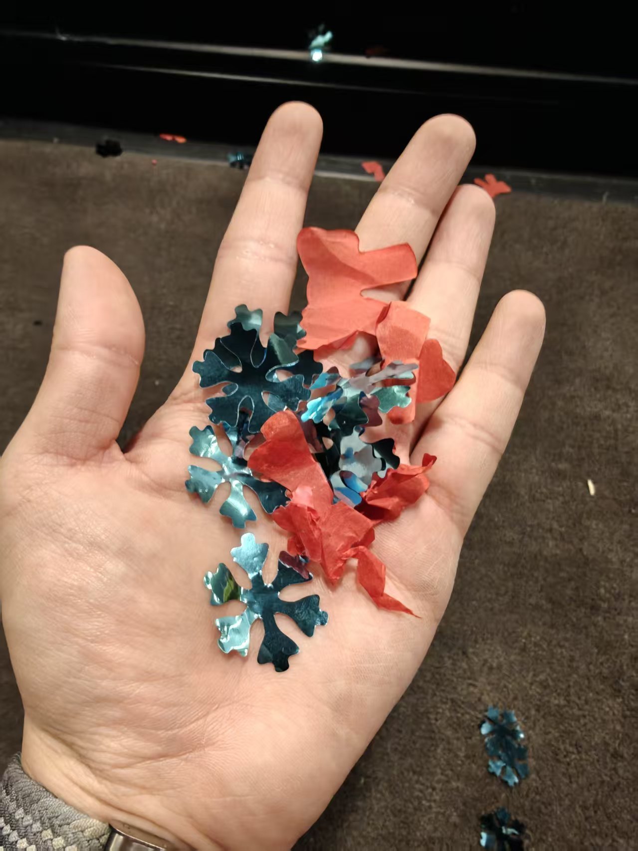 柯南冰花雨场连看带拿  电影散场，掌心的冰花蝴蝶结成了我独家的爱情记忆。柯南M2