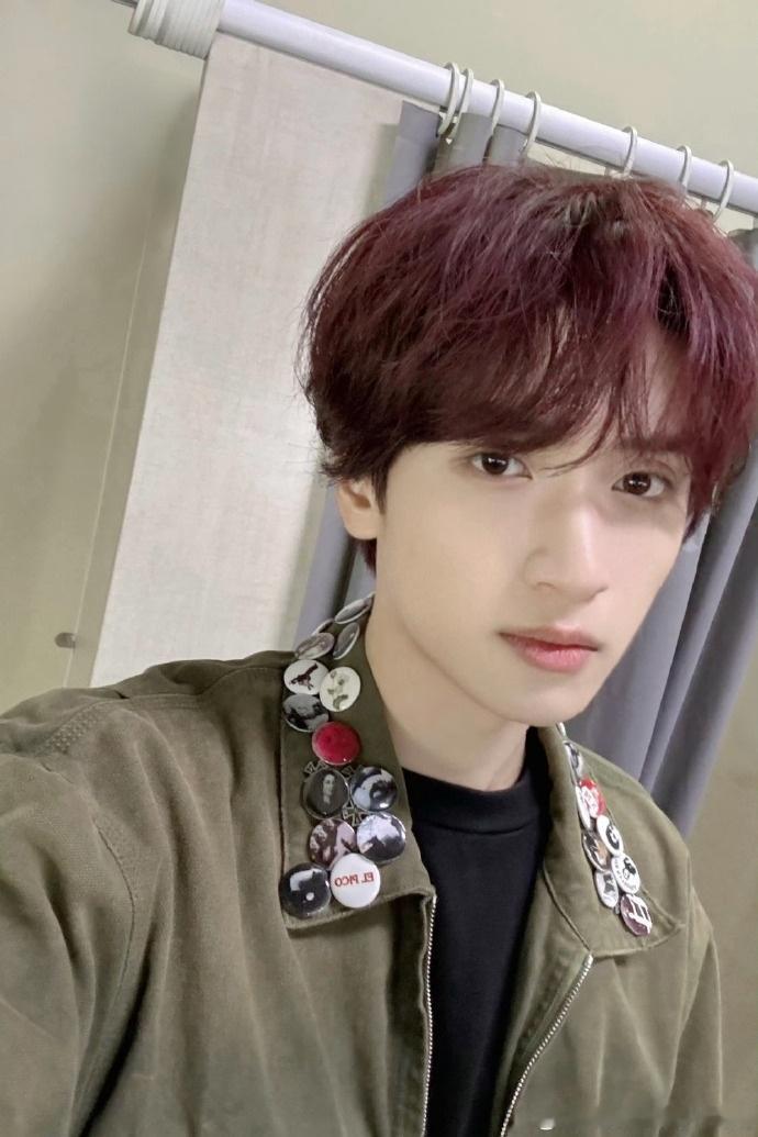 #严浩翔换红发记录# #严浩翔换黑红发色vlog# 严浩翔换黑红发色记录vlog