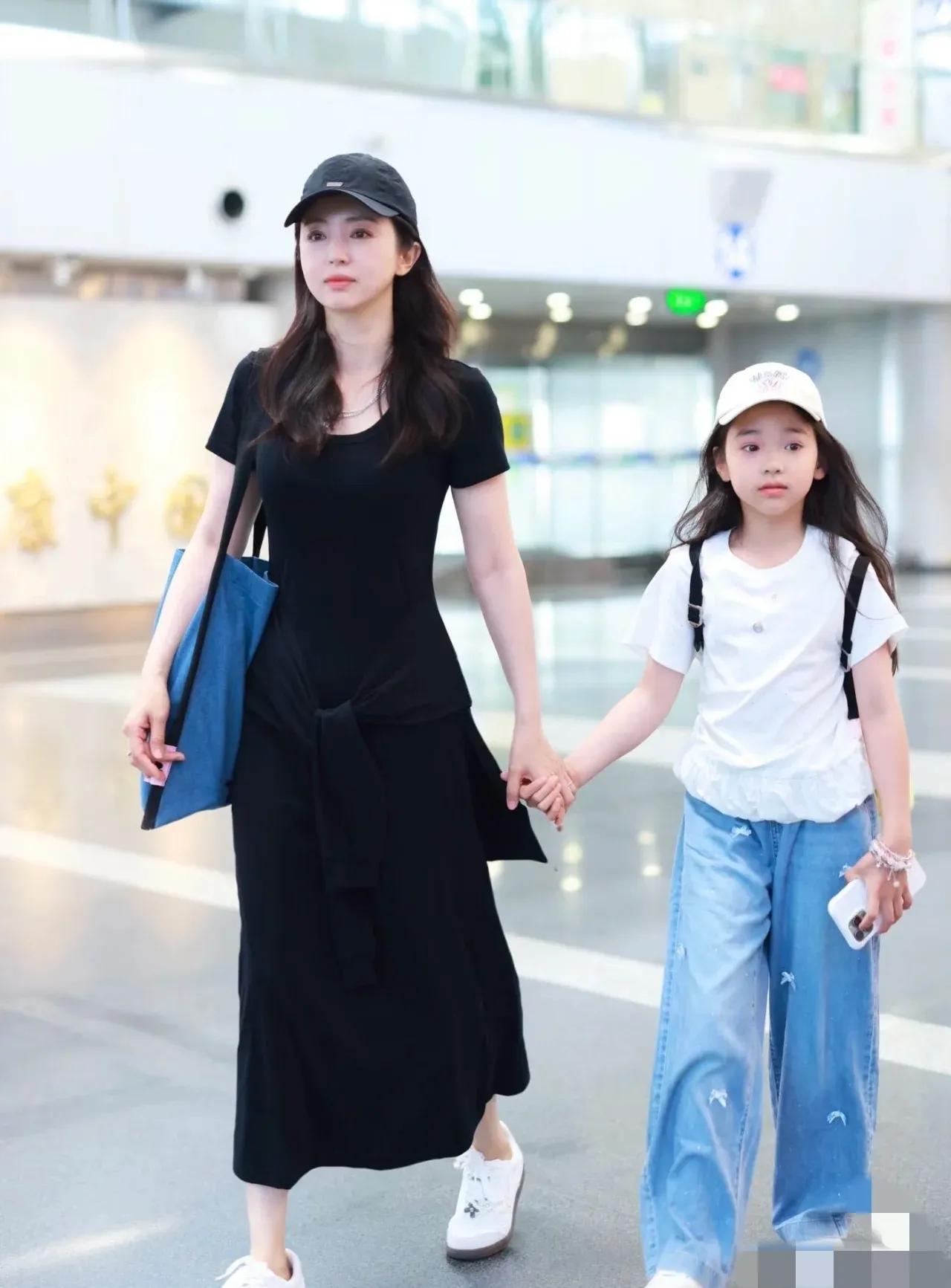 45岁董璇和她9岁女儿小酒窝。
董璇长得极为漂亮，且更会生养，女儿完美地遗传了妈