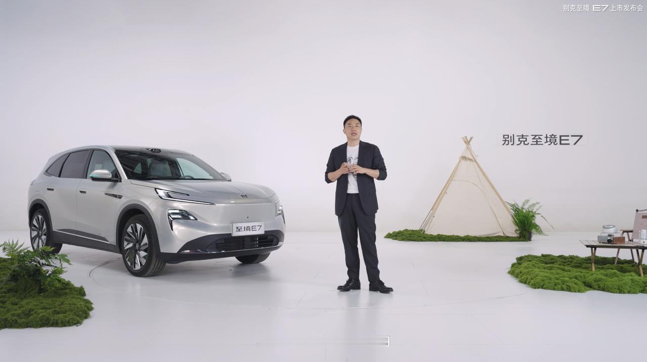 满配实力加持，别克至境E7享终身保障。
入门即满配的家用新能源 SUV，别克至境