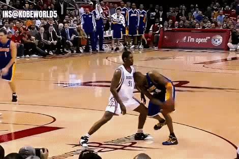 科比当面对阿泰斯特的这计3分球，引爆丰田中心！阿泰斯特也被打服了，第二年加入了湖