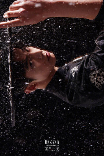 #何与雨中国风大片# 对不起我是真的很喜欢何与这种类型的帅哥！！侠气十足，雨中国