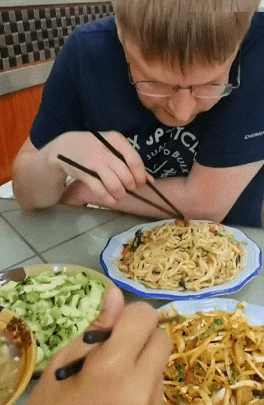 见过很多老外这么用筷子的

他们都有一个共同点，来中国好些年了！

就是无法像中