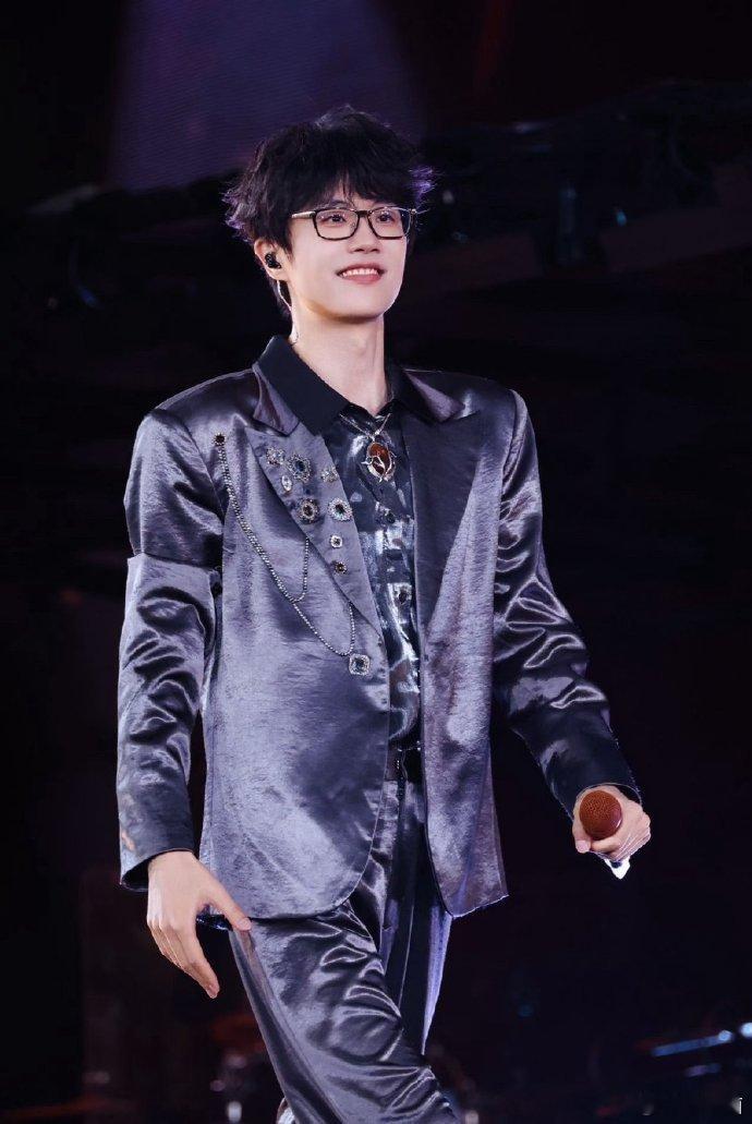 许嵩官宣五城巡演 看到官宣瞬间眼眶泛红，青春里的独家记忆，终于可以在秋天奔赴线下