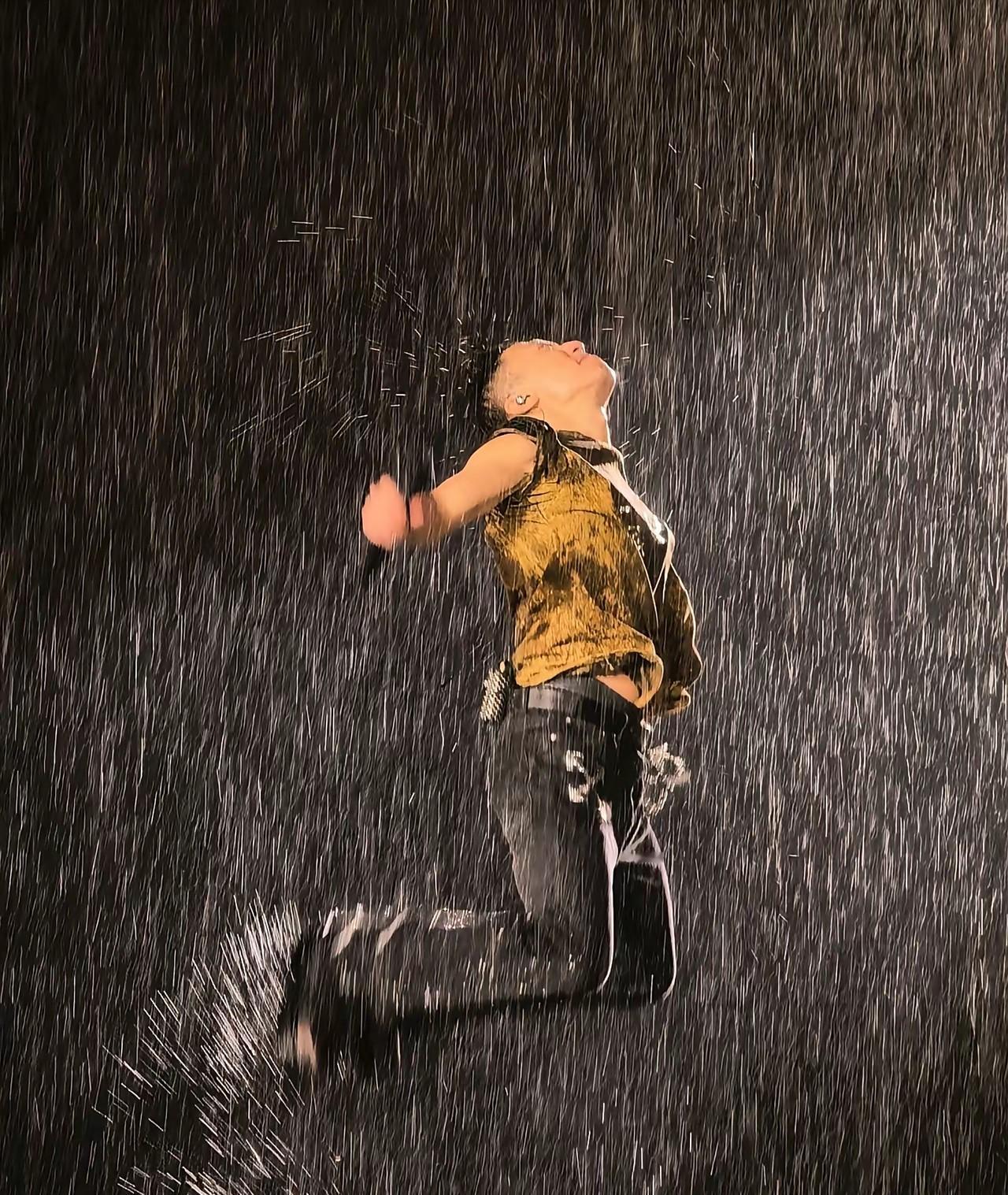 谢霆锋在最近演唱会上大雨中的这一跳，再次攀升个人新高度。46岁谢霆锋状态还是那么