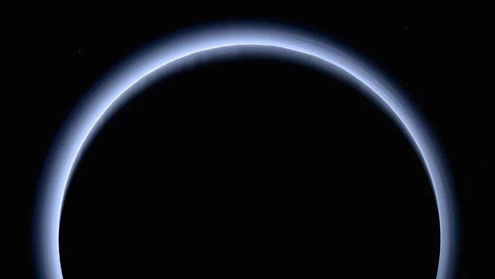 【太阳系独特现象：韦布望远镜观测到冥王星蓝色迷雾】6 月 13 日消息，天文学家