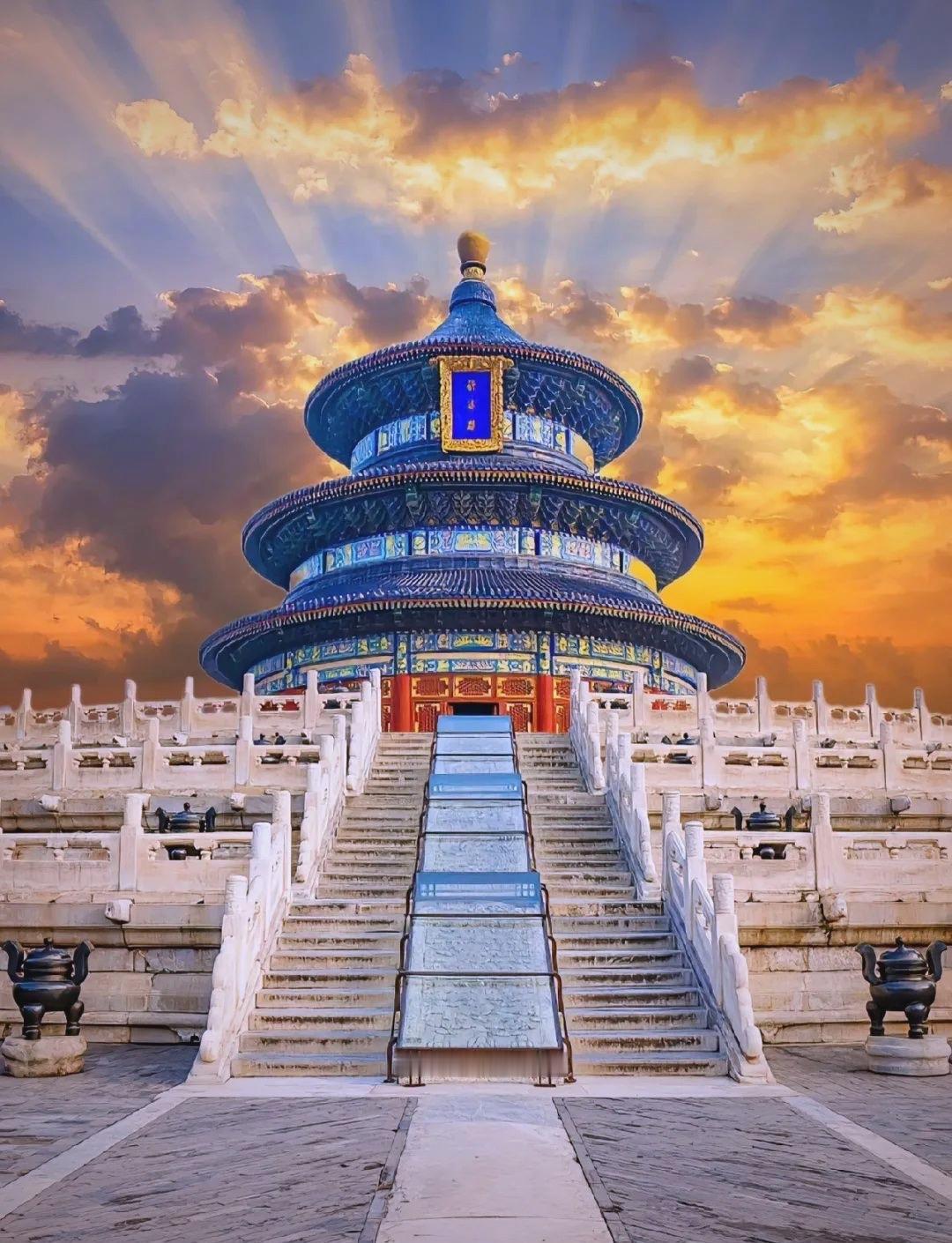 天坛始建于明永乐十八年（1420年），最初为“天地合祀”之地，后于嘉靖时期改为专