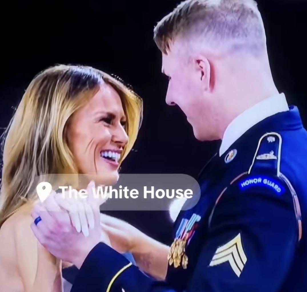 梅拉尼娅跟特朗普在一起时，我就没看见她笑过，微笑都没有，跟褒姒似的！让我一度以为